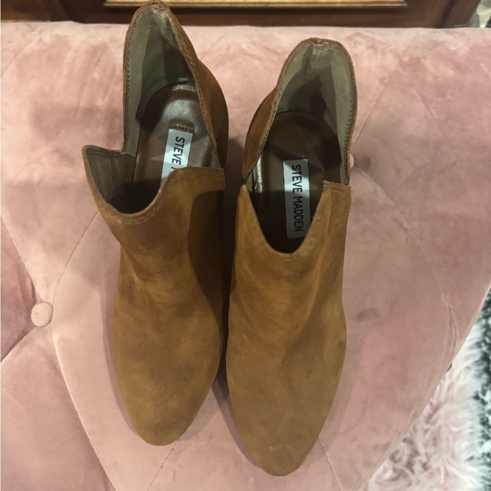 Steve Madden Tan Suede Ankle Booties only tried on never worn outside
